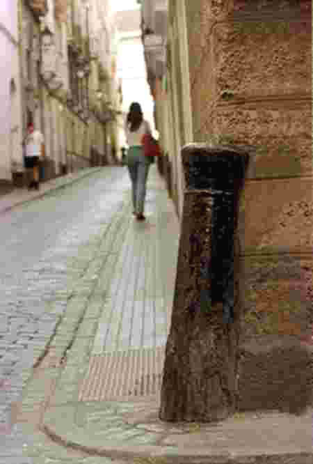Uno de los cañones usados a modo de guardacantón en las esquinas de las calles de Cádiz