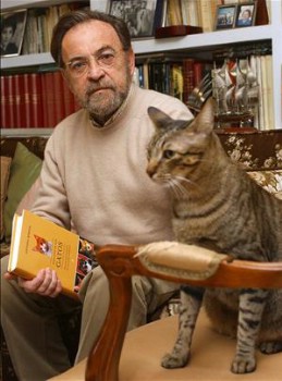 Antonio Burgos posa junto a su gato Remo (EFE).