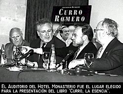 Enrique Montiel, junto a Antonio Burgos, durante sus palabras de presentacin del libro