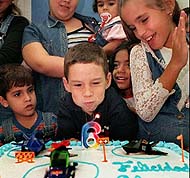 El niño balsero Elián González celebra su sexto cumpleaños en Miami