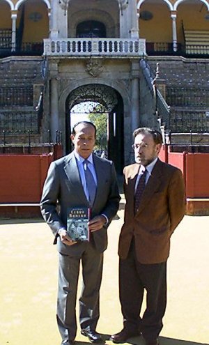 Curro Romero y Antonio Burgos, ante el palco vacío de S.A.R. la Condesa de Barcelona (q.s.G.g.)