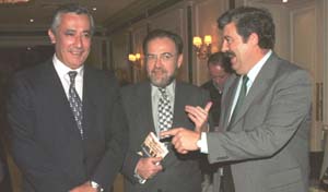 Antonio Burgos, con el ministro Javier Arenas y Antonio Romero, de Izquierda Unida